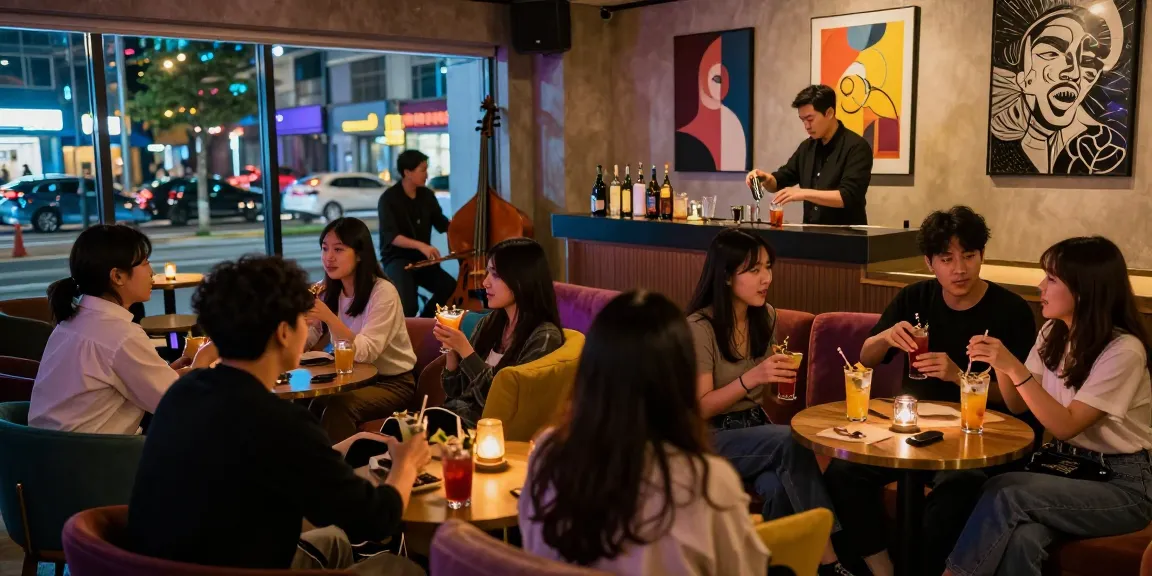 부평오피 라운지에서 스타일리시한 손님들이 음료를 즐기며 대화하는 장면