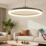 Lustra LED moderna suspendată în living, cu telecomandă, atmosferă primitoare și decor elegant.